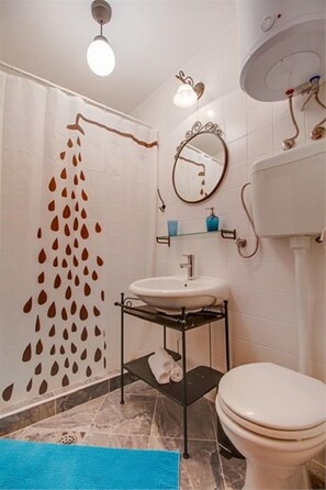 Studio | Bathroom