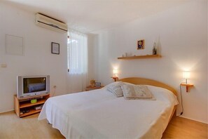 Studio | Desk, free WiFi, bed sheets - Apartment Lucija (Mali Losinj)