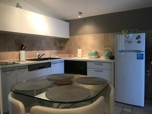 Refrigerador, microondas, placa de cocina, lavavajillas