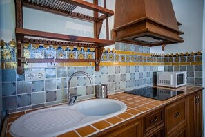 Fridge, microwave, coffee/tea maker, cookware/dishes/utensils