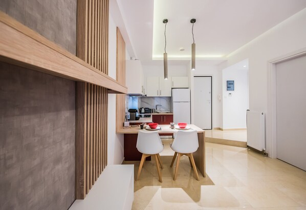 In-room dining - Raspberry Apt by halu! Apartments (Thessaloniki)