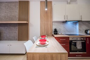 Deluxe-lejlighed - 1 soveværelse | Privat køkken | Køleskab, ovn, kogeplade, espressomaskine