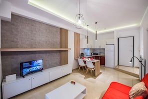 Deluxe Apartment, 1 Bedroom | Living room | Flat-screen TV, Netflix, streaming services - Raspberry Apt by halu! Apartments (Thessaloniki)