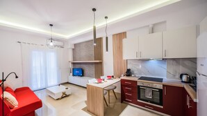 A modern apartment with a kitchen, dining area, and living room. - Raspberry Apt by halu! Apartments (Thessaloniki)