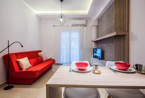 In-room dining - Raspberry Apt by halu! Apartments (Thessaloniki)