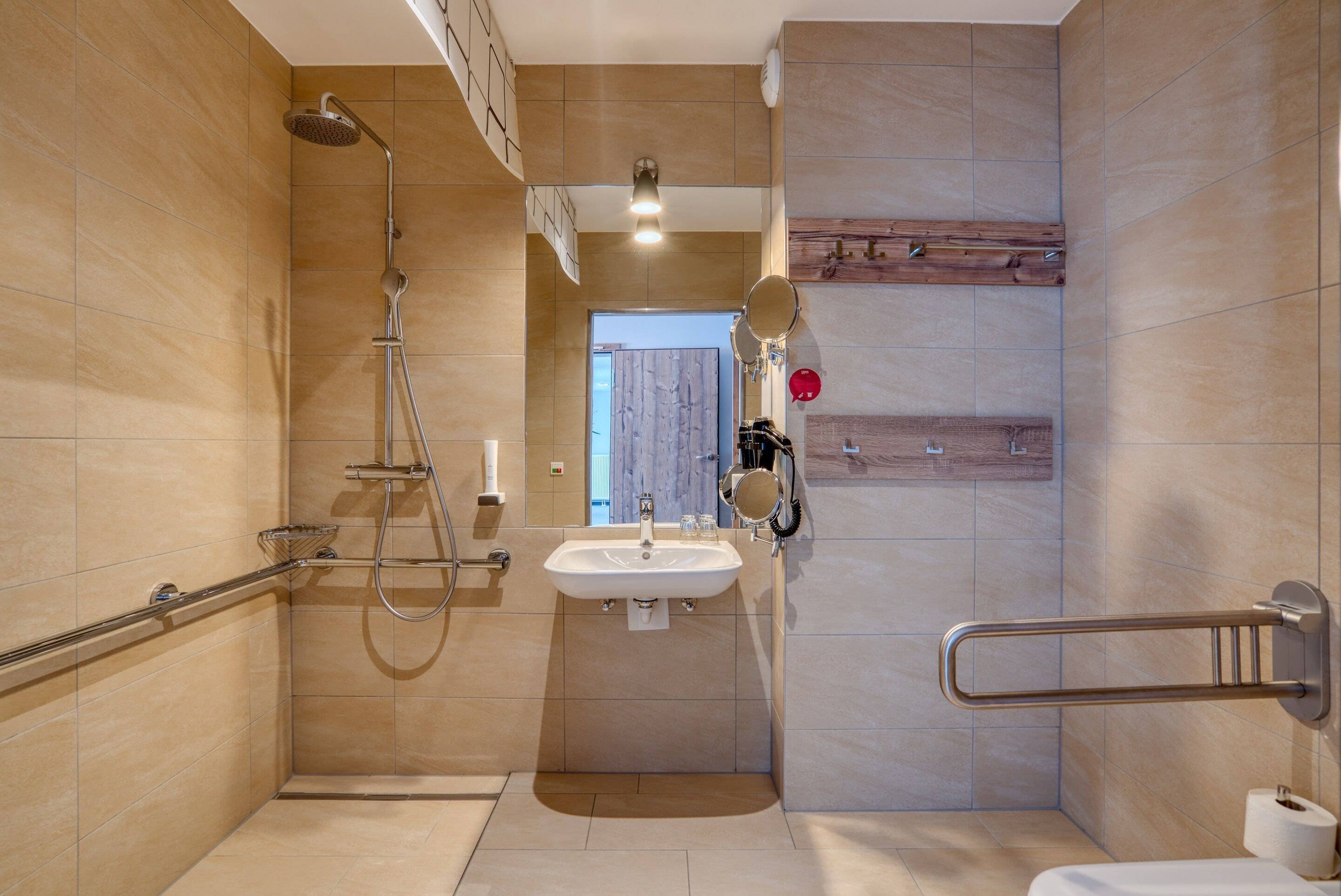 Un bagno moderno con doccia, lavandino e water.