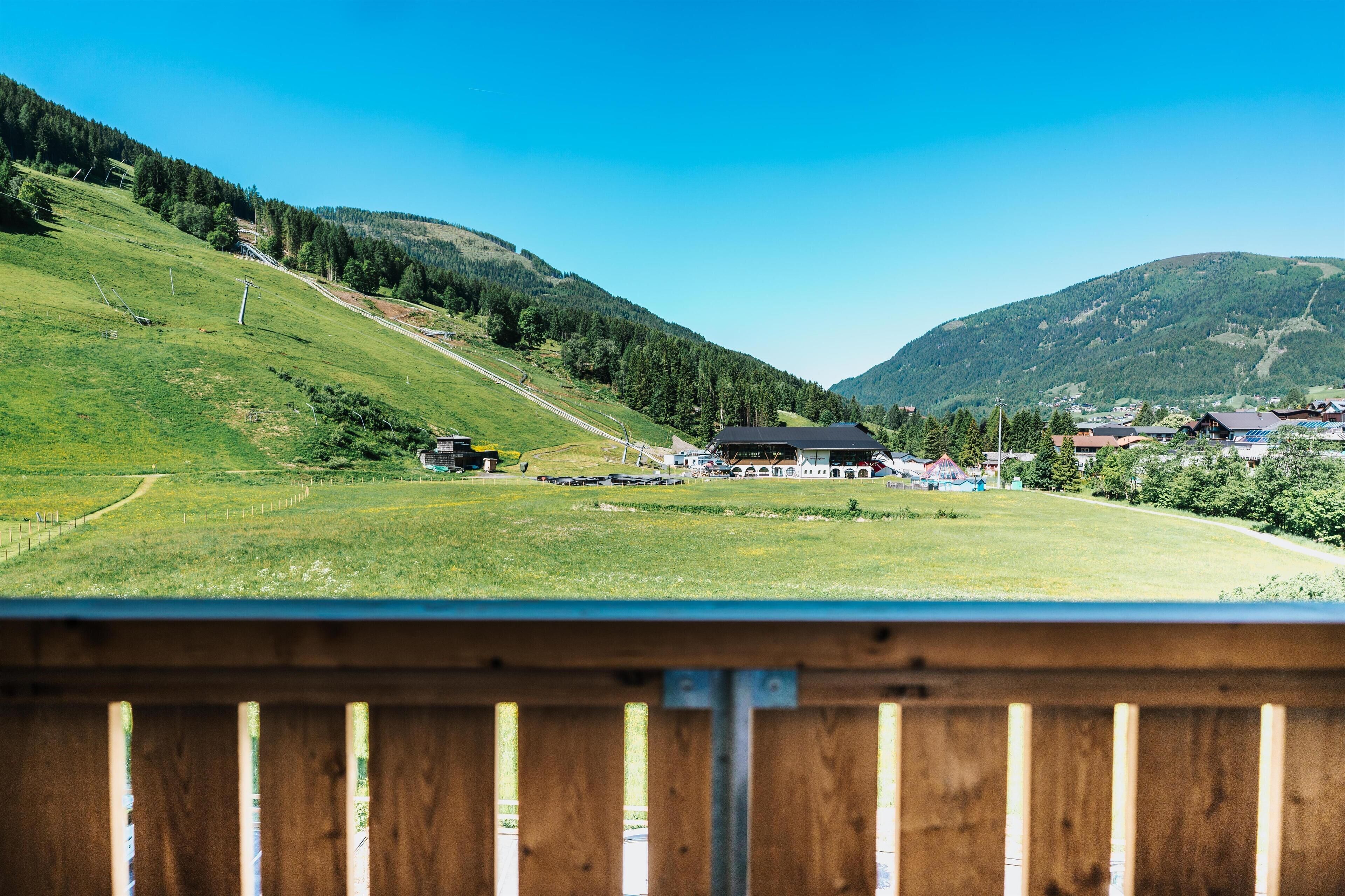 Standard-Doppel- oder -Zweibettzimmer, Balkon, Talblick | Allergikerbettwaren, Schreibtisch, kostenloses WLAN, Bettwäsche