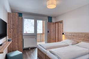 Family Room, 2 Bedrooms, Connecting Rooms, Mountain View | Hypo-allergenic bedding, desk, free WiFi, bed sheets - COOEE alpin Hotel Bad Kleinkirchheim (Bad Kleinkirchheim)