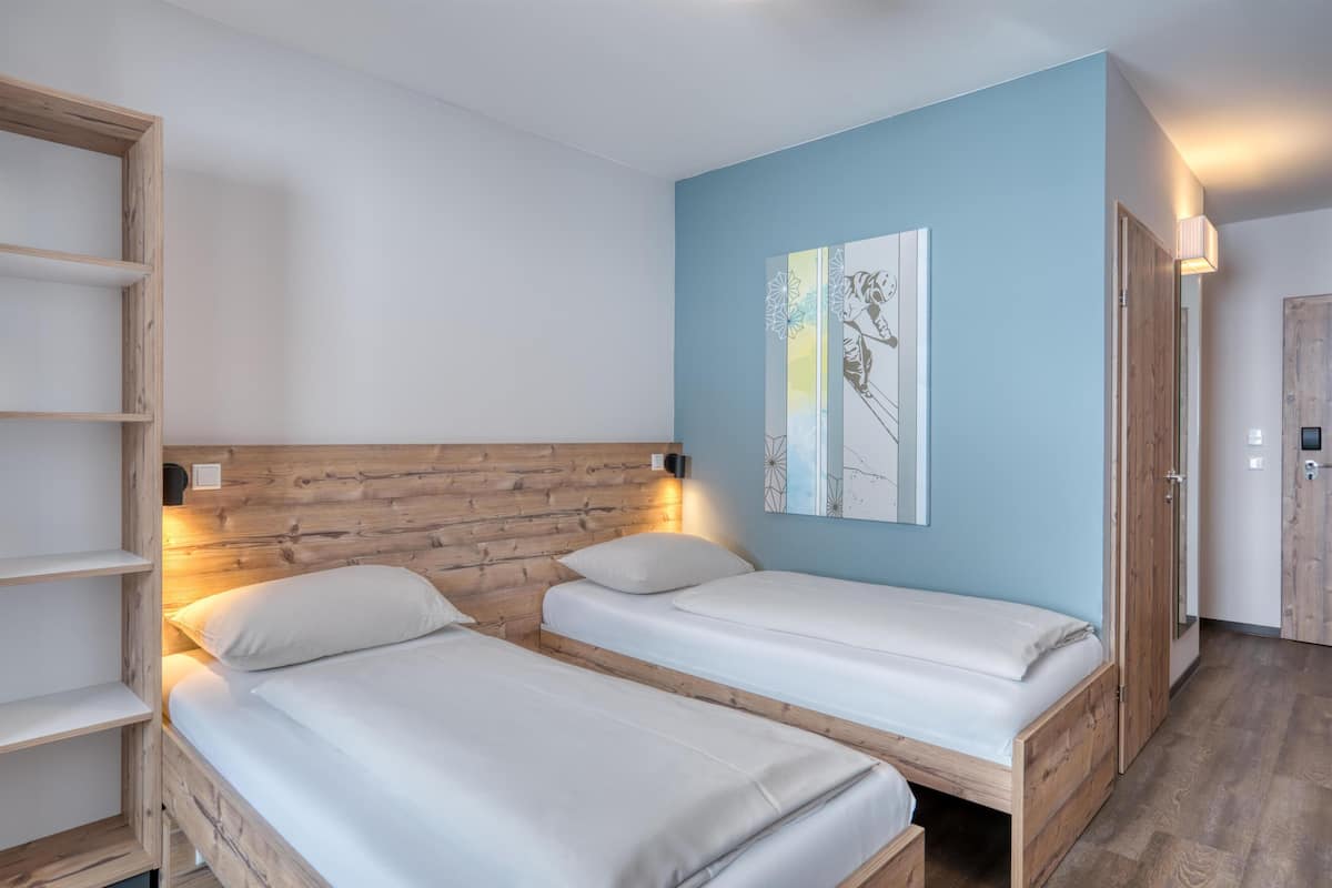 Quarto casal ou duplo standard, sacada, vista para o vale | Roupas de cama antialérgicas, escrivaninha, Wi-Fi de cortesia