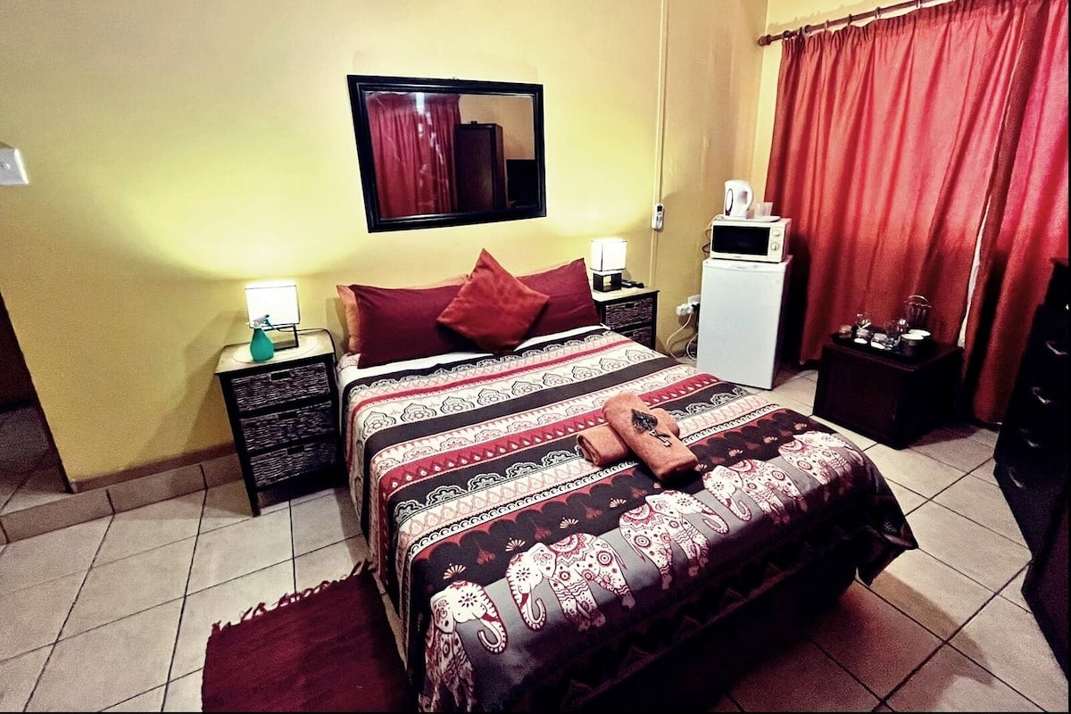 Kamar Double Standar | Wi-Fi gratis dan seprai linen