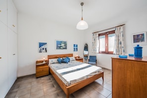 3 chambres, bureau, fer et planche à repasser, lits bébé (en supplément)