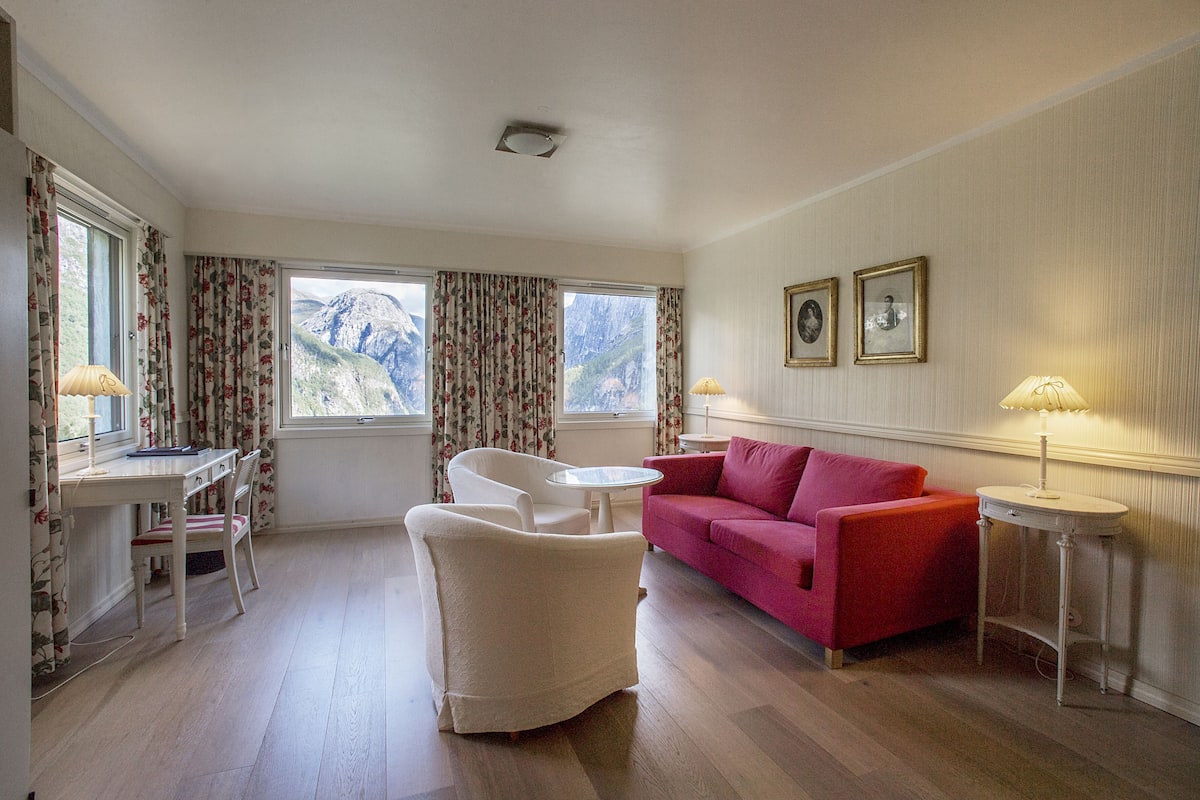 deluxe double room | 1 bedroom, iron/ironing board, cots/infant beds, free wifi