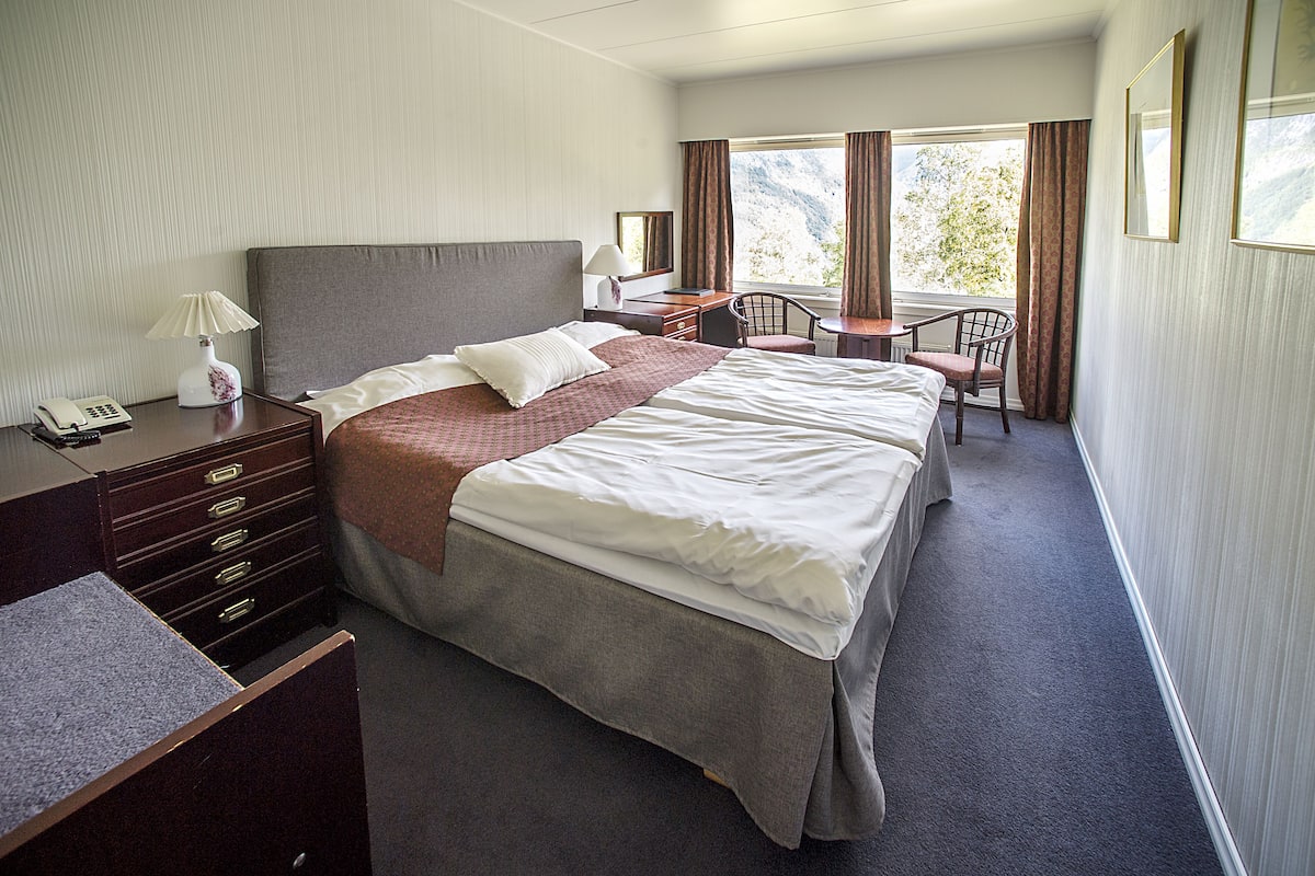 Deluxe Suite | Iron/ironing board, cribs (surcharge), WiFi (free), bed sheets