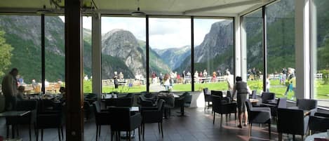 Free daily buffet breakfast