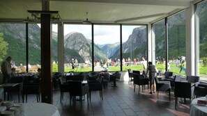 包含每日自助早餐