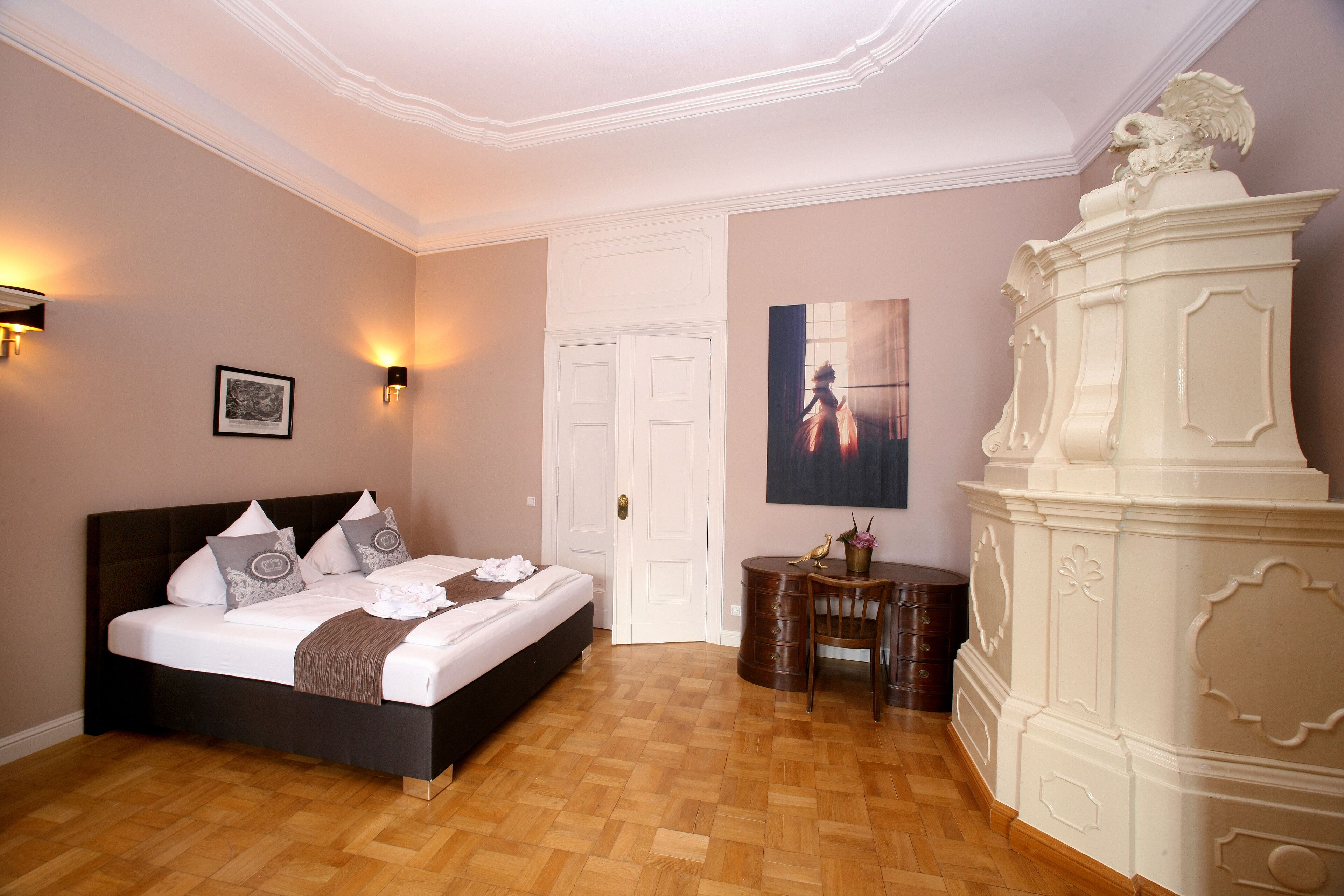 Un dormitorio con cama, cómoda, silla y puerta.
