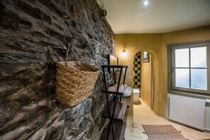 Villa Standard | Salle de bain | Douche, articles de toilette gratuits, sèche-cheveux