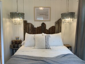 2 bedrooms, WiFi, bed sheets - Sunset Point West facing cottage. Amazing spot RIGHT on the water!!! (Lindstrom)