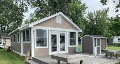 Sunset Point West facing cottage. Amazing spot RIGHT on the water!!!