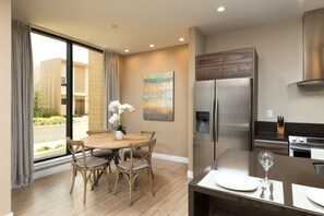 Dining - Newly Opened Gorgeous 4 B/R Villa w Free Parking and Wi-Fi (Celebration)