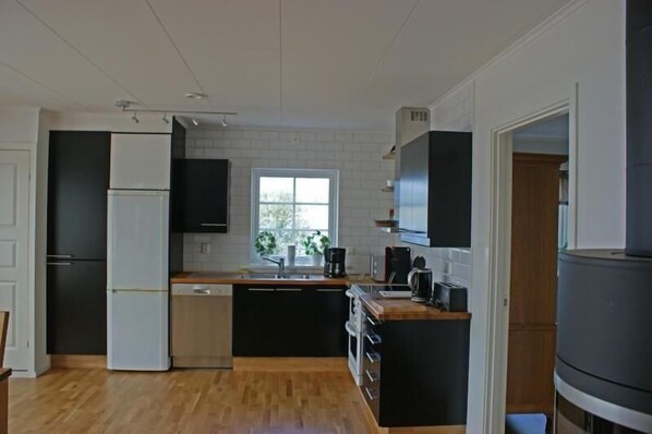 Kylskåp, mikrovågsugn, spishäll och diskmaskin