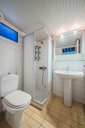 Villa, 2 slaapkamers, uitzicht op tuin | Badkamer | Een douche, gratis toiletartikelen, een haardroger, handdoeken