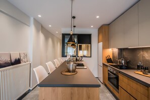 Superior-Apartment | Eigene Kochnische | Großer Kühlschrank, Ofen, Herdplatte, Espressomaschine