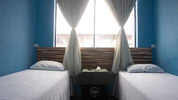 Quarto triplo | Ferros/tábuas de passar roupa, Wi-Fi de cortesia, roupa de cama