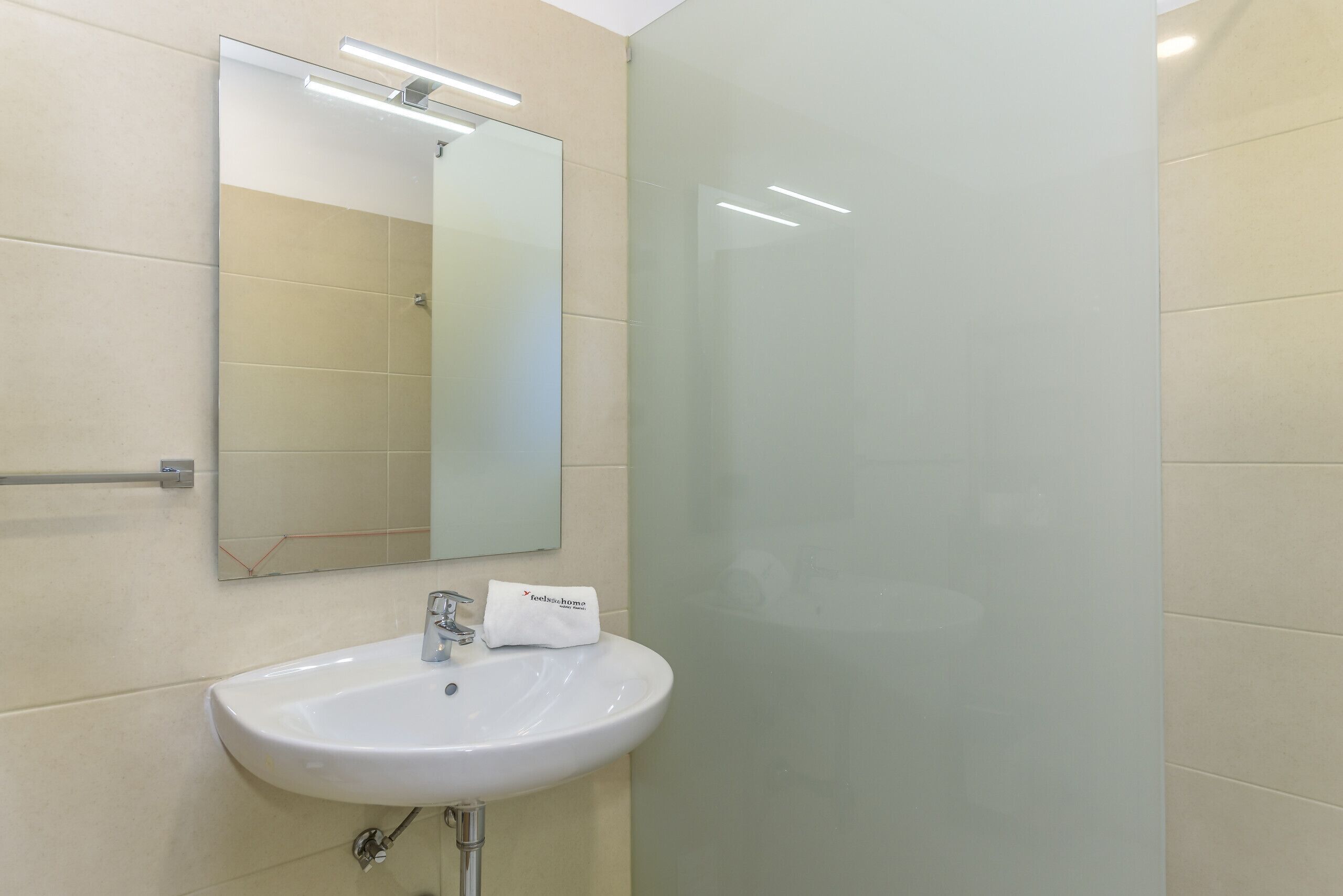 Een douche, een haardroger, handdoeken