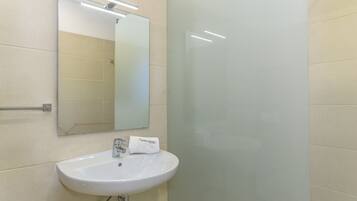 Een douche, een haardroger, handdoeken