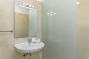 Shower, hair dryer, towels - FLH Faro Central House with Terrace (Faro)