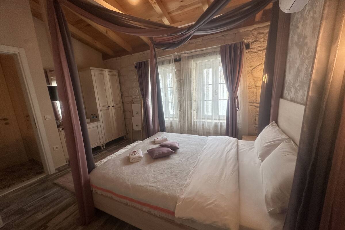 Habitación romántica | Minibar, caja de seguridad en la habitación y escritorio