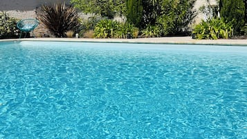 Utomhuspool och uppvÀrmd pool