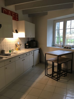 Frigorífico, microondas, horno y placa de cocina