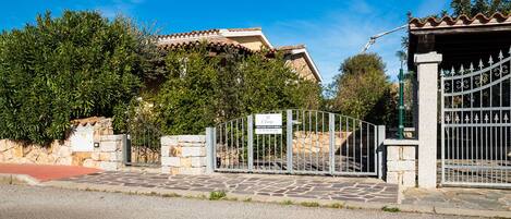 المنطقة المحيطة بالمنشأة