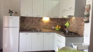 KĂŒhlschrank, Herdplatte, Wasserkocher mit Kaffee-/Teezubehör, Toaster