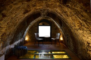 Noam Suite | Living area | 49-inch flat-screen TV with satellite channels, TV