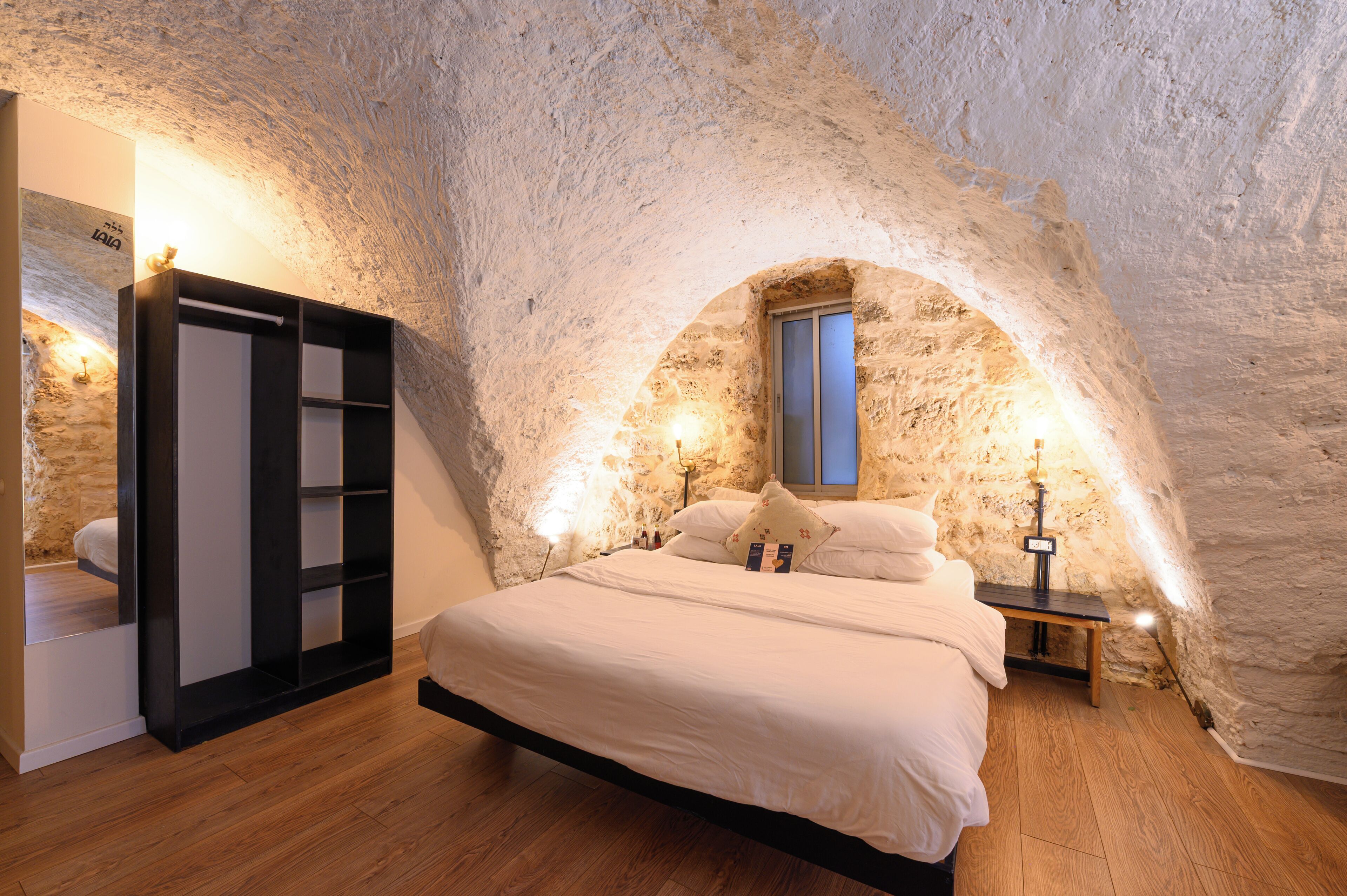 Estudio Deluxe, tina | Decoración personalizada, muebles diferentes y cortinas blackout 