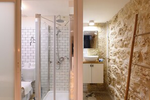 Habitación básica con 1 cama doble o 2 individuales | Baño | Toallas, jabón y papel higiénico