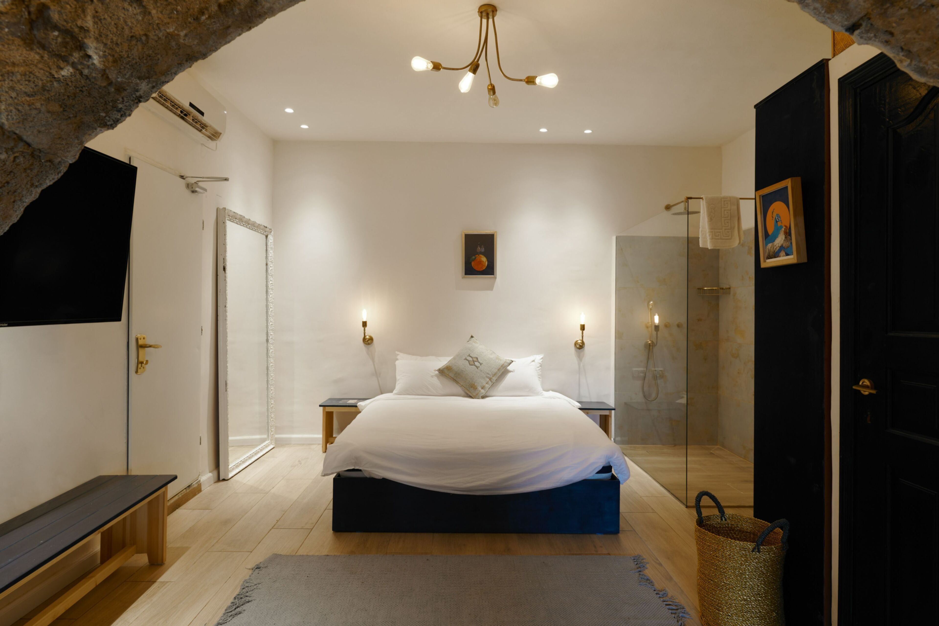 Noam Suite | Decoración personalizada, muebles diferentes y cortinas blackout 