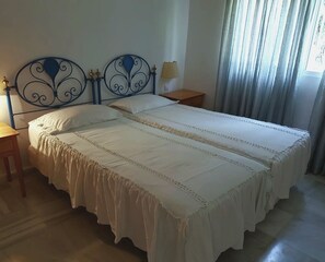 4 dormitoris, planxa i posts de planxar, wifi i roba de llit 