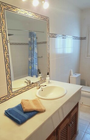 Towels, toilet paper - Cabane del Mar, Las Dunas de Artola, Marbella. (Marbella)