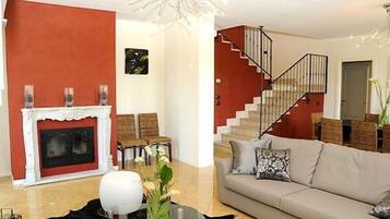 TV, caminetto, lettore DVD, tavolo da calcetto