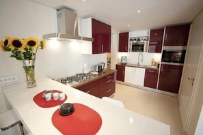 ثلاجة، ميكروويف، فرن، موقد طهي مسطح