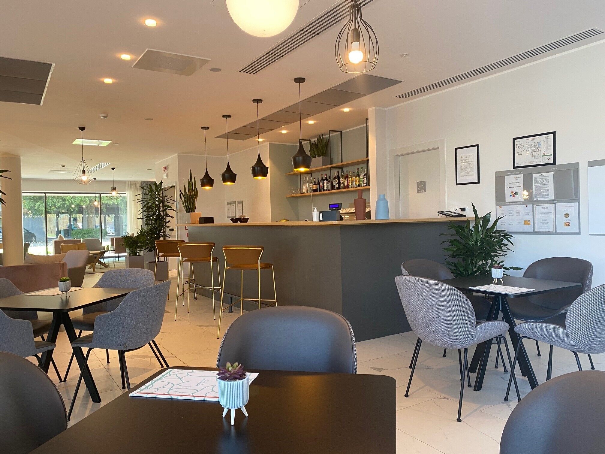Un restaurante moderno con zona de bar, asientos y un menú a la vista.