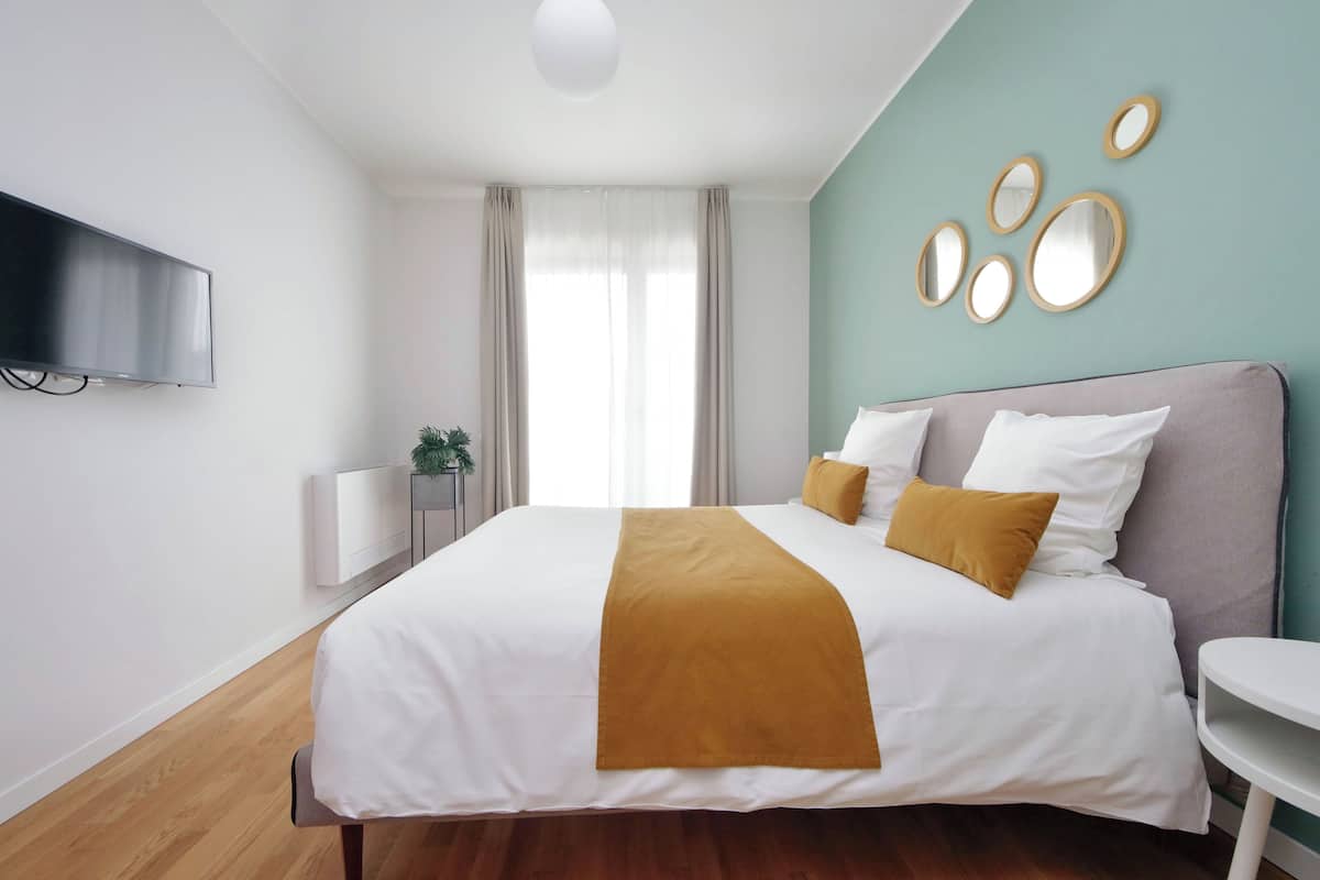 Quartos à prova de som, Wi-Fi de cortesia, roupa de cama
