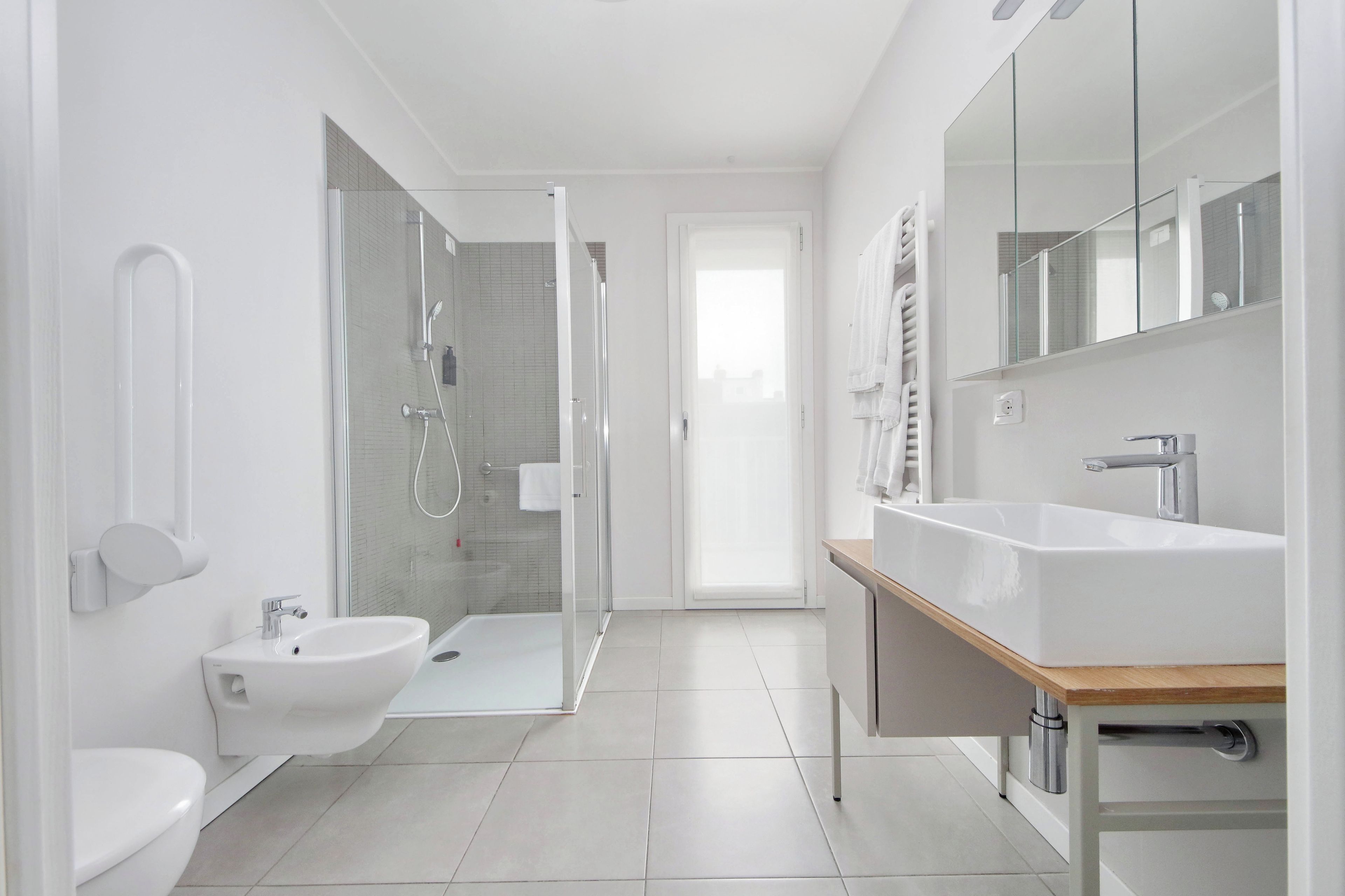Un baño moderno con cabina de ducha, lavabo e inodoro.