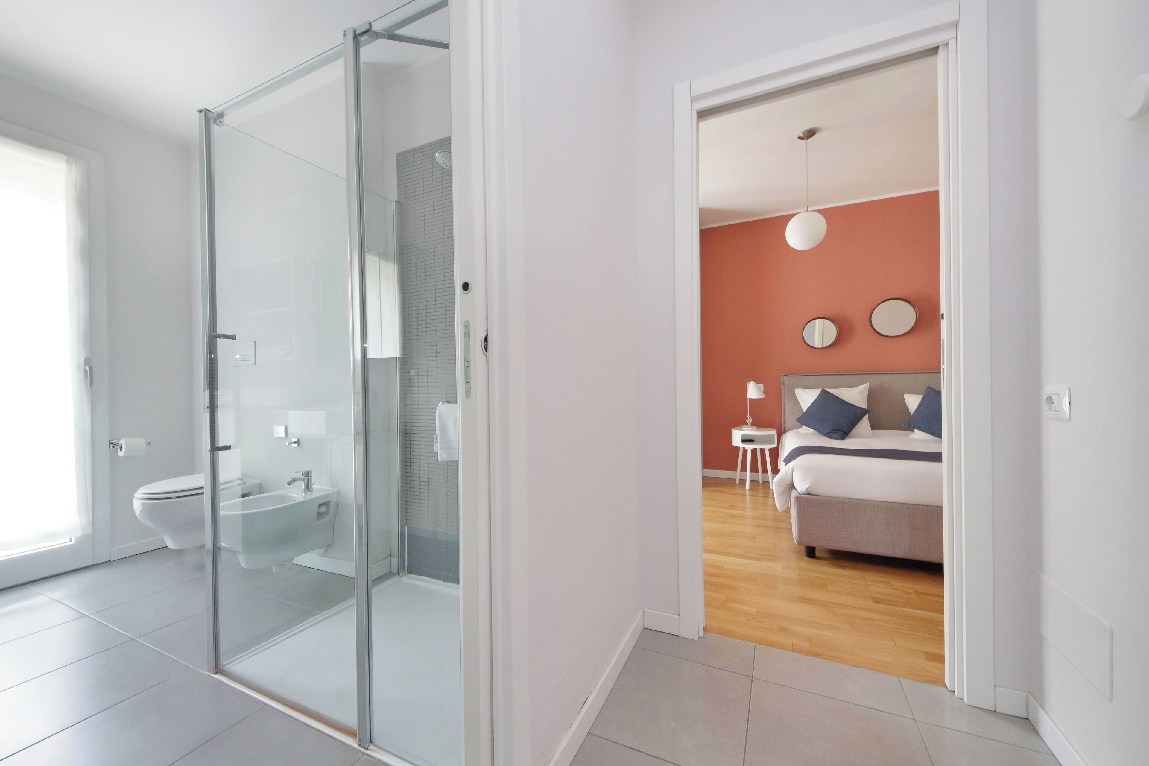 Une salle de bain moderne avec une douche à parois de verre, des toilettes et un bidet.