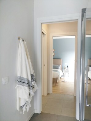 Apartamento, 1 habitación | Baño | Ducha, cabezal de ducha tipo lluvia, secador de pelo y bidé