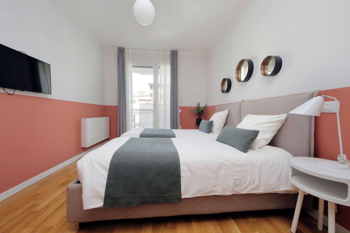 Quartos à prova de som, Wi-Fi de cortesia, roupa de cama